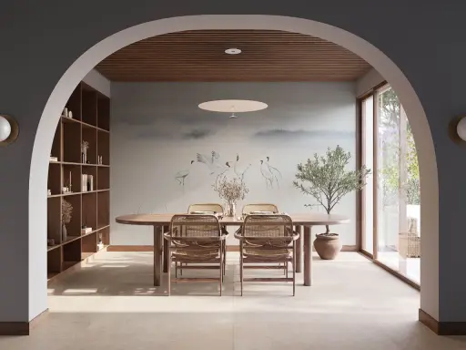 Comedor con mesa de madera, sillas de ratán y mural de grullas, ideal para un ambiente de feng shui comedor sereno y elegante.