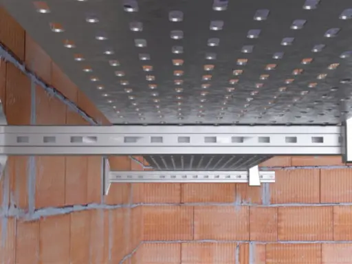 Sistema de fijación para estanterías metálicas en pared de ladrillo, con taco químico y soportes robustos.
