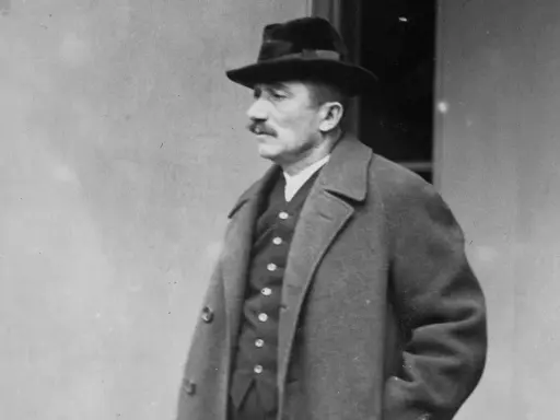 Wincenty Witos w kapeluszu i płaszczu. Ciekawostki o jego życiu i działalności politycznej.