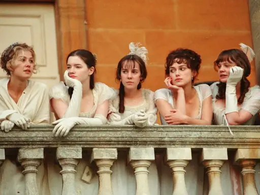 Cinque donne in abiti d'epoca, forse sorelle, riflettono su orgoglio e pregiudizio mentre guardano da un balcone.