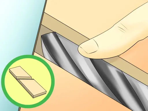 Proceso de afilado de brocas con una piedra de afilar. Se muestra una mano sujetando la broca contra la piedra.