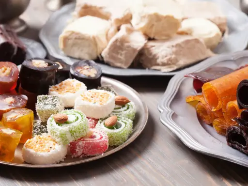 En härlig samling turkisk mat med olika sorters lokum, halva och fruktläder.