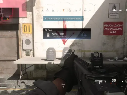Gracz w Call of Duty Warzone zbiera płyty pancerza z podłogi.