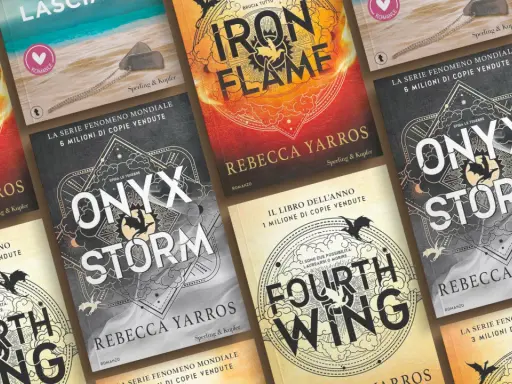 Copertine dei libri di Rebecca Yarros: "Iron Flame", "Onyx Storm" e "Fourth Wing".