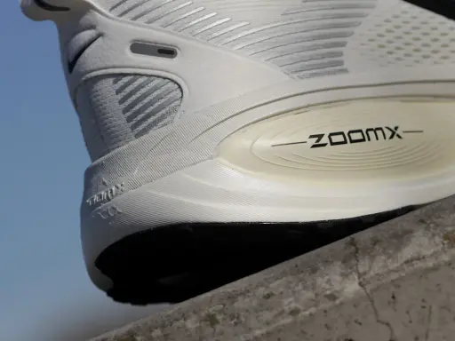 Biały but sportowy z napisem ZOOMX. Widoczna podeszwa i część cholewki. To jest właśnie ten słynny drop w butach, który wpływa na komfort biegu.