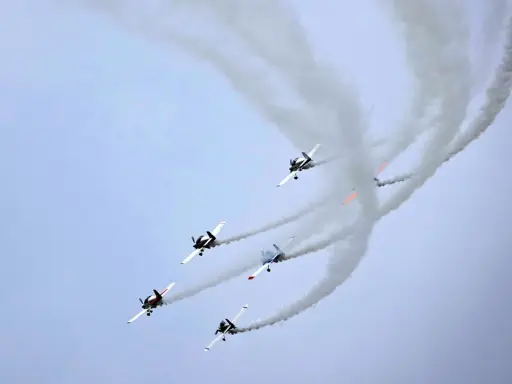 Sechs Flugzeuge ziehen Rauchschwaden hinter sich her, ein beeindruckendes Schauspiel bei einer Flugshow in Deutschland.
