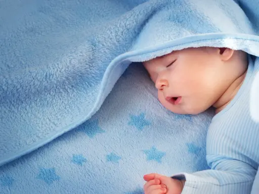 Sover sött i blått, undrar om kan bebisar svettas när de drömmer om stjärnor?