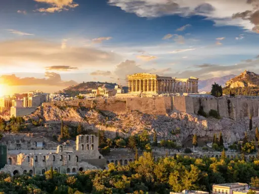 L'Acropole d'Athènes baignée par le soleil couchant, un site qui évoque la grandeur de l'olympe mythologie.
