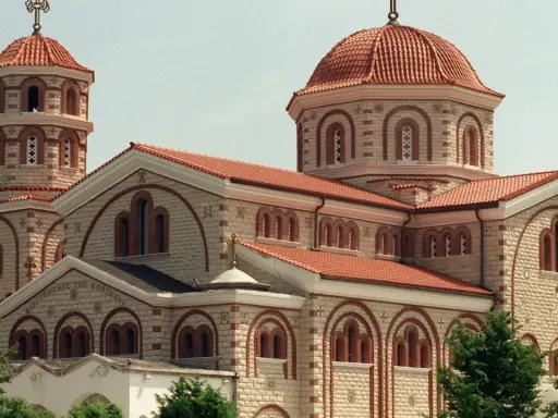 Eine beeindruckende orthodoxe Kirche mit roten Ziegeldächern und einem markanten Glockenturm.