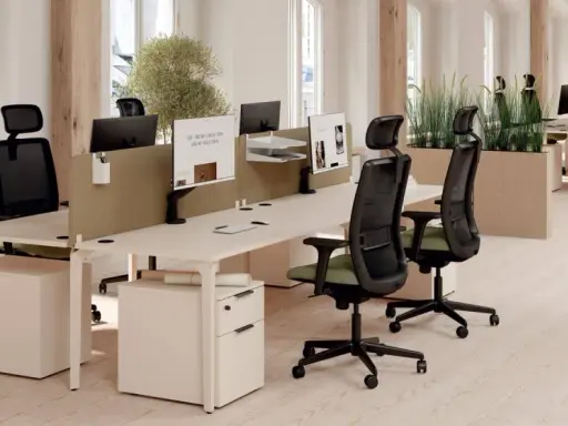 Aménagement de nouveaux bureaux lumineux avec postes de travail modernes, chaises ergonomiques et plantes vertes pour un environnement de travail agréable.