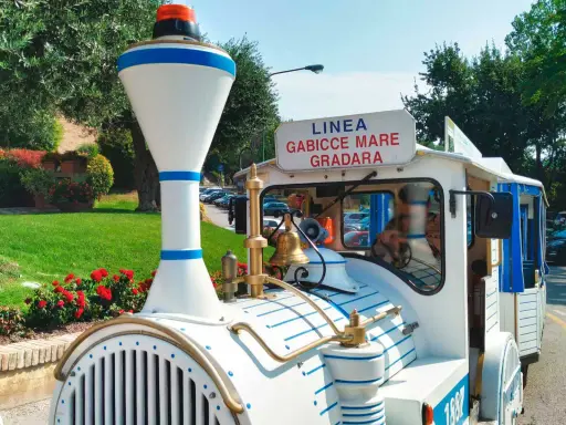 Trenino turistico per la linea Gabicce Mare-Gradara. Un modo divertente per andare da Gabicce Mare a Gabicce Monte a piedi, godendosi il panorama.
