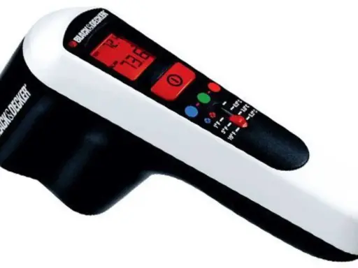 Thermomètre Black & Decker pour comment détecter les fuites d'air dans une maison. Indique 73.6°F.