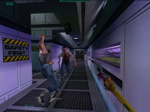 W korytarzu stacji kosmicznej, dwóch zombie z bronią w ręku goni gracza. To klasyczny przykład rozgrywki w stylu immersive sim.