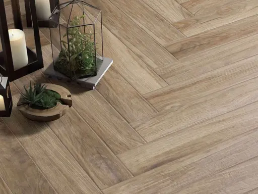 Detalles de cómo colocar azulejos en espiga, con velas y plantas decorativas sobre el suelo de madera.
