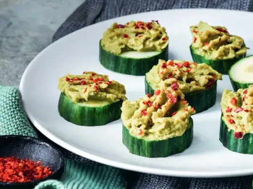 Gurkenscheiben mit Avocado-Creme und roten Chiliflocken, perfekt für leichte scheinfasten rezepte.