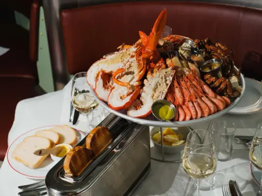 En imponerande skaldjursbuffé i Stockholm med hummer, räkor och krabba. Perfekt för en festlig måltid.