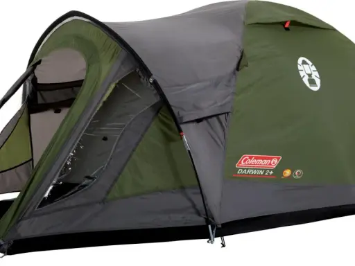 Ett grönt och grått Coleman tält, modell Darwin 2+, med en ingång och fönster. Perfekt för campingäventyr.