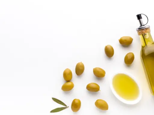 Botella de aceite de oliva virgen extra y aceitunas verdes. El mejor aceite de oliva para tomar crudo, con un sabor fresco y puro.