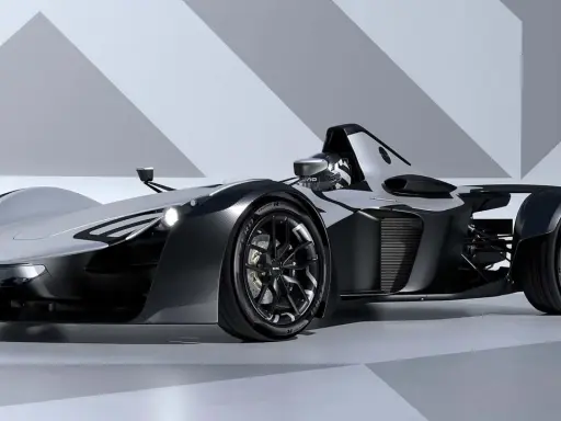 Ein futuristischer BAC Mono Supersportwagen in Schwarz und Silber, bereit für die Rennstrecke.