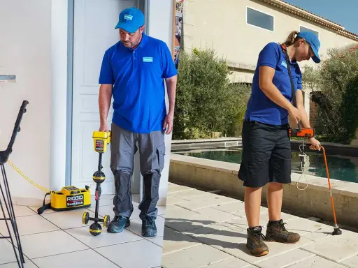 Techniciens utilisant des appareils de localisation pour la réparation de fuite d'eau, l'un à l'intérieur, l'autre près d'une piscine.