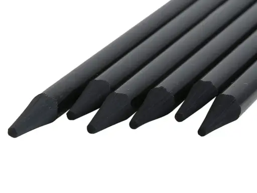 En rad svarta pennor med spetsiga stift, redo att utforska olika nivåer av blyerts hårdhet för konstnärliga uttryck.