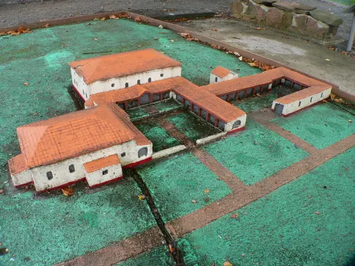Modell einer römischen Villa, die Einblicke in das Wohnen im alten Rom gibt.