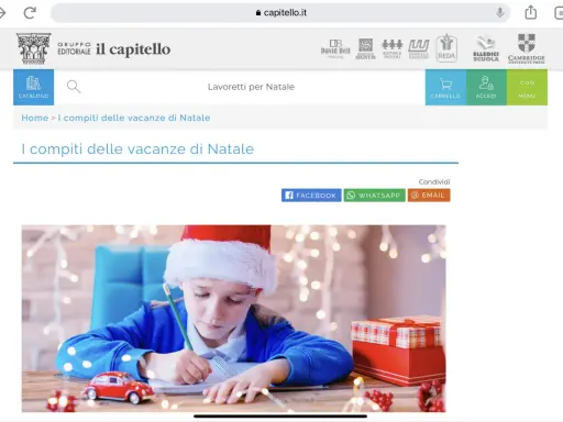 Bambino con cappello di Babbo Natale scrive appunti, circondato da luci natalizie e regali. Perfetto per trovare compiti per le vacanze di Natale divertenti.