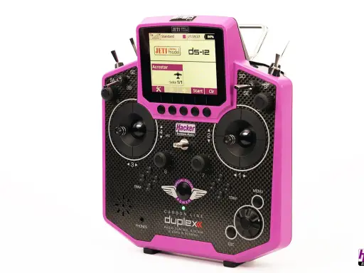 Jeti ds 12 Fernsteuerung in leuchtendem Pink, bereit für den nächsten Flug.