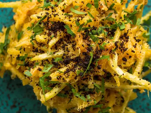 Delicioso bacalao a bras, desmenuzado con patatas finas, huevo y perejil fresco, espolvoreado con aceitunas negras picadas.