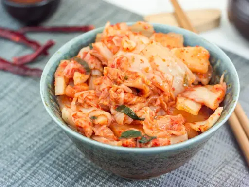 Jak zrobić kimchi w domu? Odkryj sekrety smaku i zdrowia!