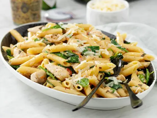 En läcker kycklinggryta med pasta, spenat och riven ost. En perfekt middag!