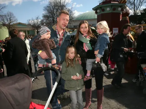 Mikael Persbrandt med sina barn på en utflykt. En familj njuter av en solig dag utomhus.