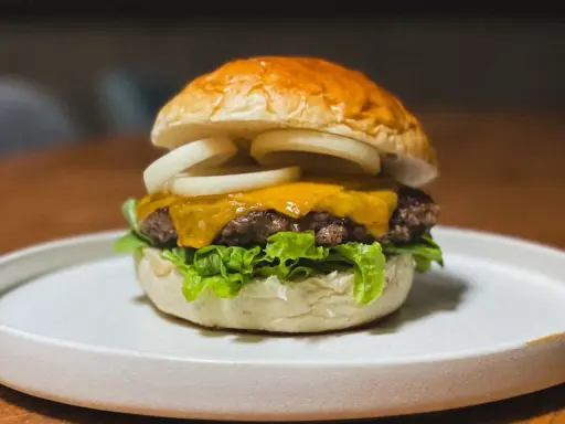 Idealny burger w domu: Jaka gramatura mięsa zapewni soczystość?