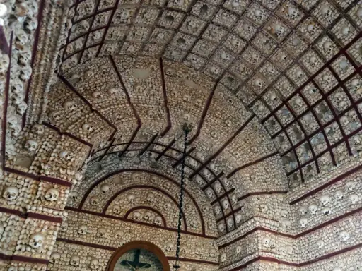 Die Capela dos Ossos, eine Kapelle, deren Wände und Decken mit menschlichen Knochen und Schädeln bedeckt sind, bildet ein faszinierendes Mosaik des Lebens und Sterbens.