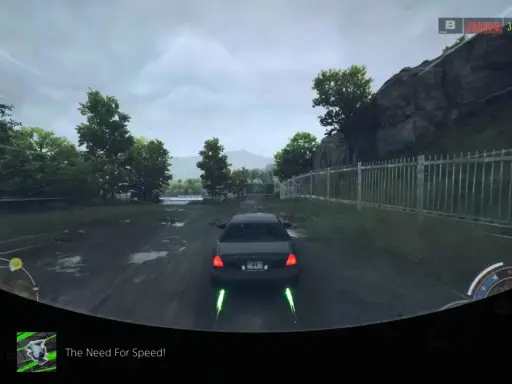 Trofea NFS Unbound zdobyte! Widok z gry na samochód jadący po mokrej drodze, z zielonymi płomieniami z wydechu.