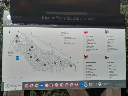 Mapa Błędnych Skał z zaznaczonymi szlakami, punktami widokowymi i formami skalnymi, jak "Skalne Siodło" czy "Okręt".