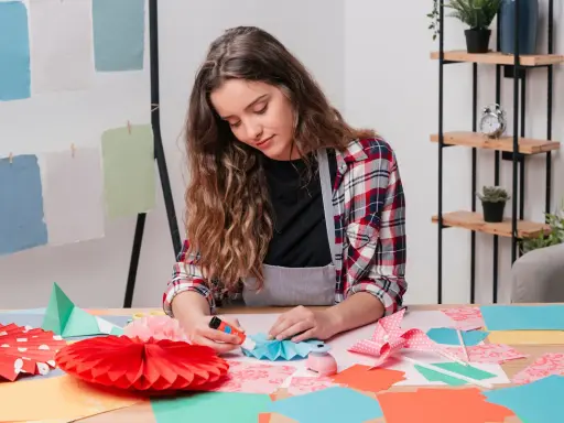 Adolescente creando adornos de papel, una de las muchas actividades para adolescentes.