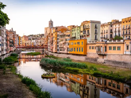 Kolorowe kamienice nad rzeką, idealna pogoda na Costa Brava w październiku.