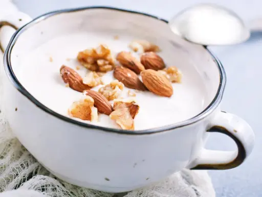 Cremiger Joghurt mit Mandeln und Walnüssen – so einfach kannst du protein creme selbst machen. Ein gesunder Genuss!