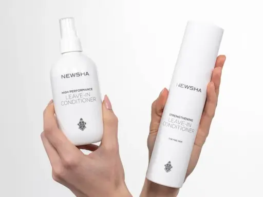 Zwei NEWSHA Leave-In Conditioner Flaschen in Händen. Für eine tiefenreinigung haare und Stärkung.