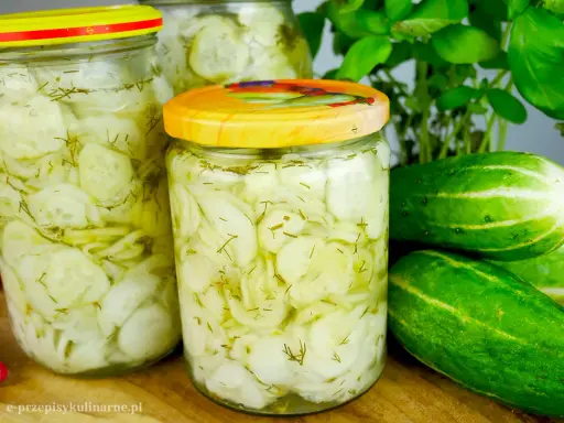 Słoiki z ogórkami na zimę, jak u babci. Mizeria na zimę babcia gotuje, pachnąca koperkiem i czosnkiem.