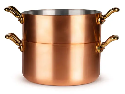 Deux casseroles empilées en cuivre, prêtes à faire les cuivres pour un repas gastronomique. Poignées dorées élégantes.