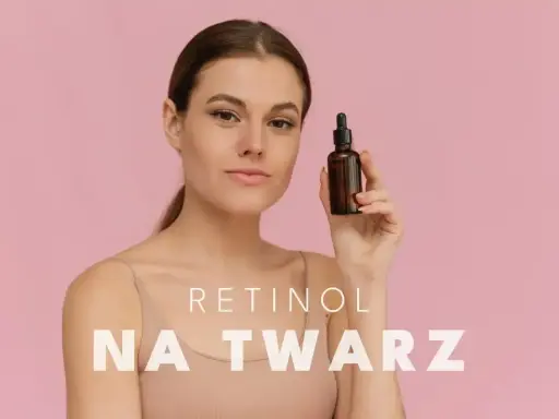 Kobieta z buteleczką serum na twarz. Dowiedz się, z czym łączyć retinol, by uzyskać najlepsze efekty.