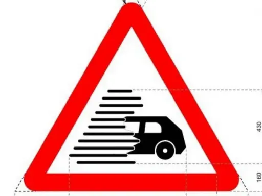 Señal de advertencia de tráfico con un coche negro en movimiento rápido, como si la regla me durara menos que antes.