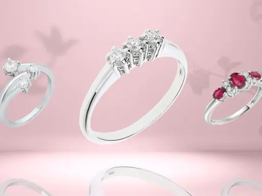 Anelli con diamanti e rubini, un'elegante trilogia che simboleggia passato, presente e futuro.
