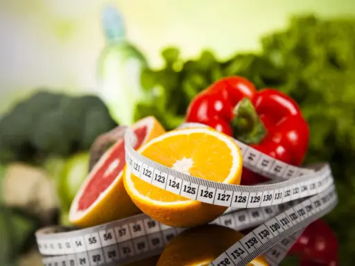 Fruits et légumes frais, ruban à mesurer. Le régime Scarsdale 14 jours menu est une promesse de fraîcheur et de vitalité.