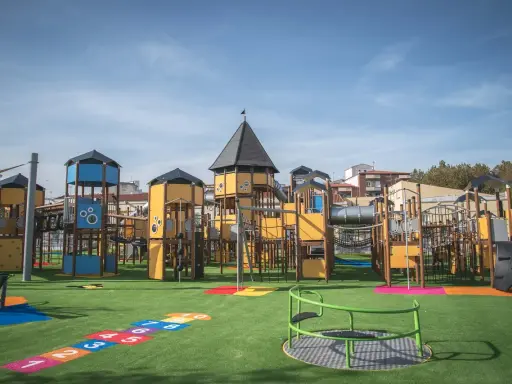 Parque infantil en Mérida con juegos coloridos y toboganes, listo para la diversión de los niños.