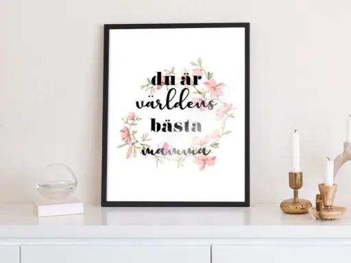 En inramad text med blommor: "du är världens bästa mamma". En perfekt present till en mamma.