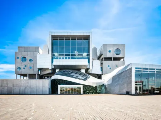 Modern arkitektur i en stad på Nordjylland. Byggnaden har en unik, futuristisk design med glas och metall.