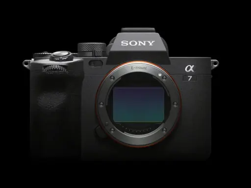 Cámara Sony Alpha 7 IV, con su sensor visible y el logo de E-mount. El peso de la Sony a7IV es ideal para largas jornadas de fotografía.